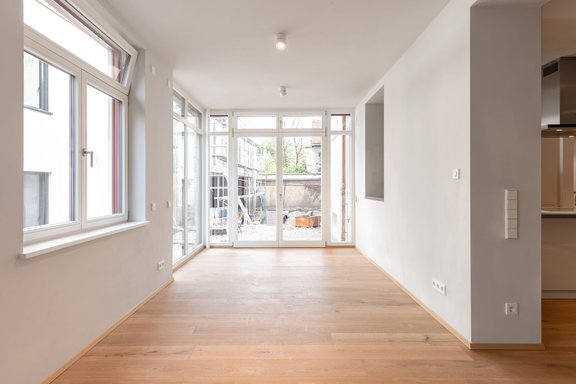 Wohnzimmer mit wintergarten-ähnlicher Erweiterung