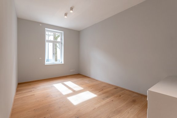 Helles Kinder-/ Arbeitszimmer