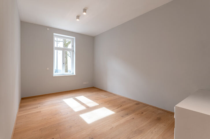Helles Kinder-/ Arbeitszimmer