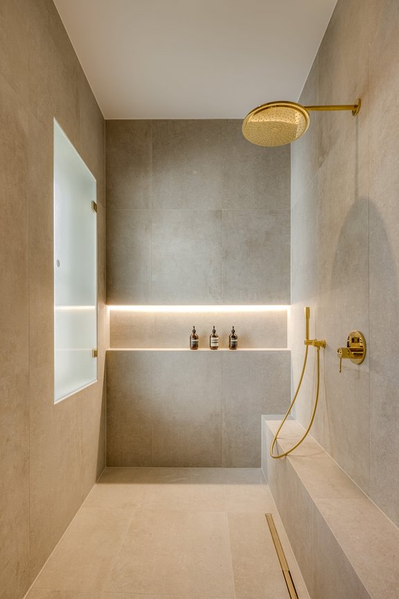 Wellnessdusche mit Sitzbank