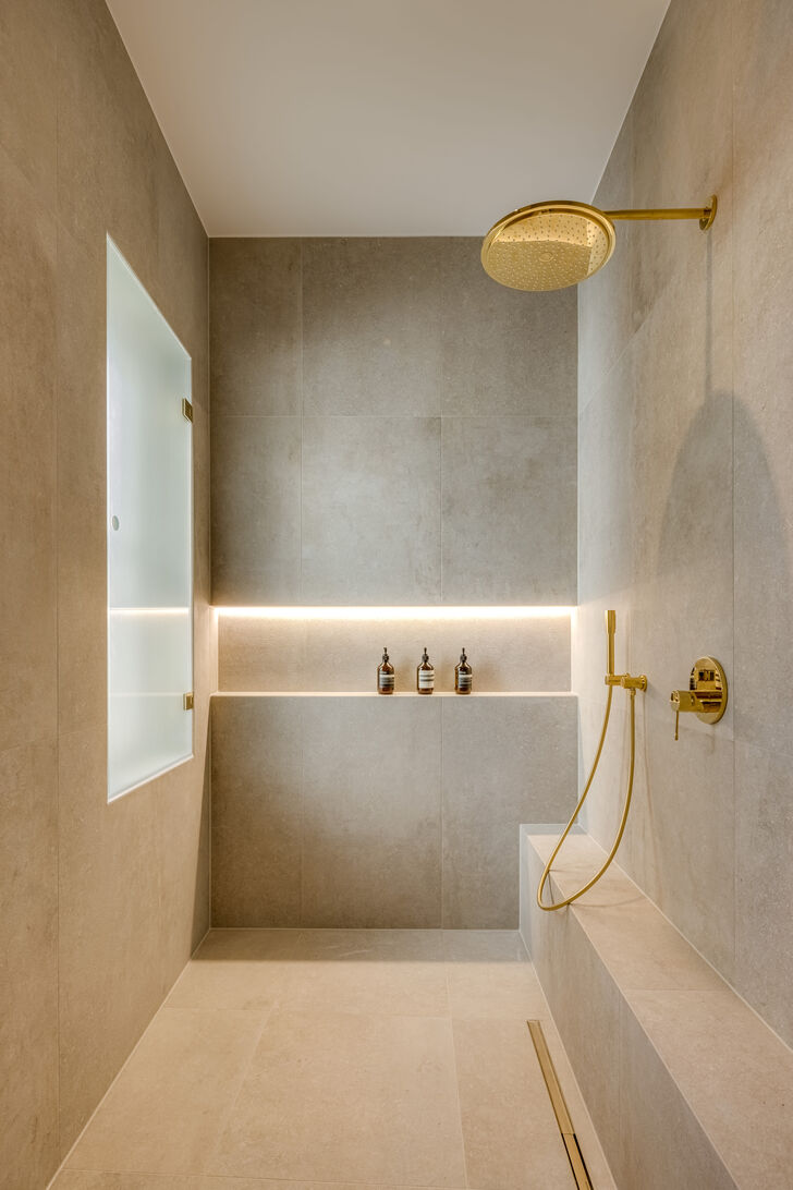 Wellnessdusche mit Sitzbank