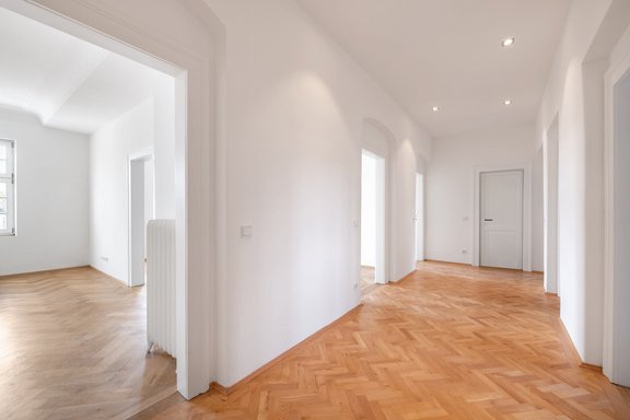 Geräumiger Flur mit Deckenspots