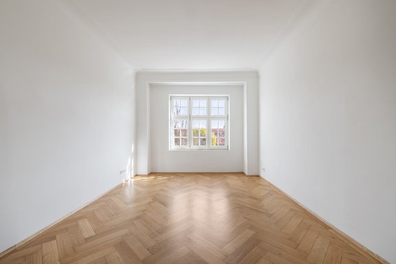 Schlafzimmer mit original Fischgrätparkett