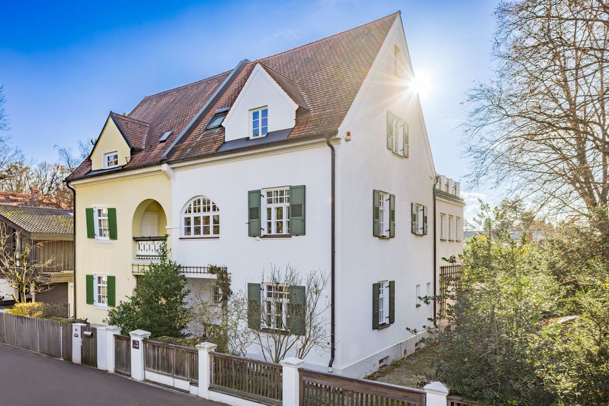 Art nouveau villa half from 1902