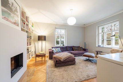 Gemütliches Wohnzimmer mit Kamin