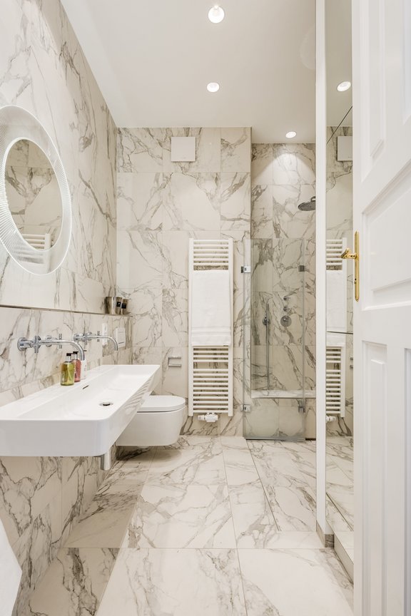 Im Bad trifft klassische Eleganz auf Komfort