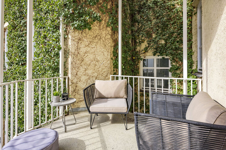 An das Schlafzimmer schließt sich ein Balkon mit Südausrichtung an