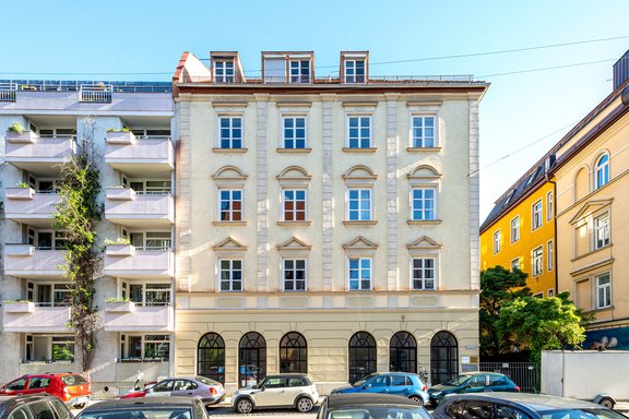 Die Wohnung befindet sich in einem 1986 sanierten Altbau in Schwabinger Toplage