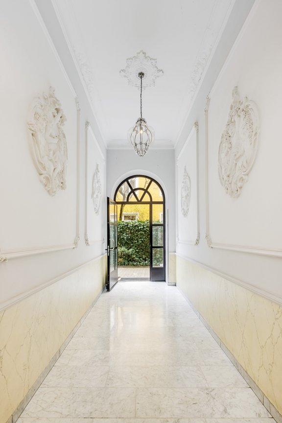 Repräsentativer stufenfreier Eingangsbereich