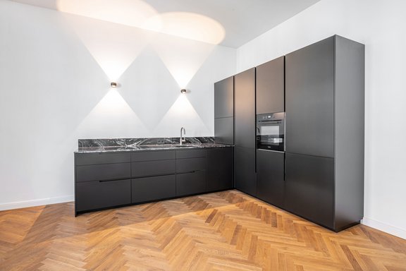 Die Küche zeichnet sich durch eine durchdachte Planung und viel Stauraum aus