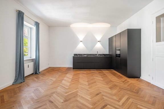 Mit ihrem minimalistischen Design fügt sich die Poliform-Küche perfekt in den Raum ein