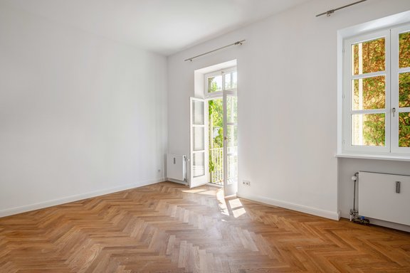 Das Schlafzimmer weist in den ruhigen Innenhof und vermittelt ein luftiges Ambiente