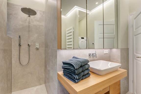 Stilvoll saniertes Tageslichtbad mit Einbau-Spiegelschrank