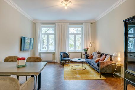 Nobly renovated 3-room old building apartment in urban top location