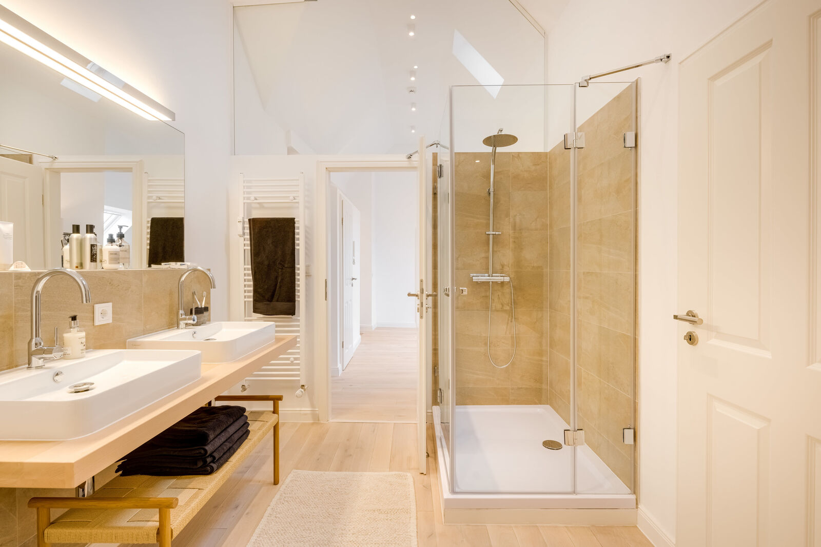 Masterbad mit Dusche und Wanne