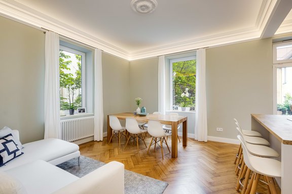 Gemütliche Essecke mit Blick ins Grüne