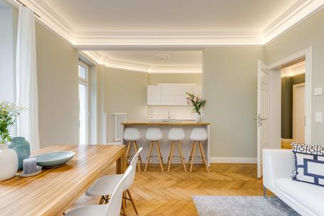 Edel sanierte hochklassige Altbauwohnung mit bezauberndem Balkon im Trendviertel