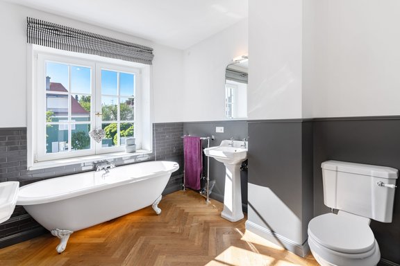 Löwenfuß-Wanne und Parkett