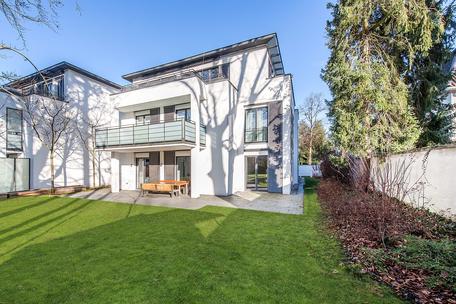 Noble 4-room garden apartment with basement in city villa