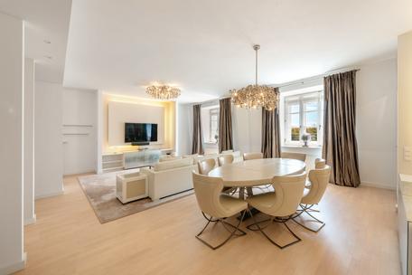 Edle 4-Zimmer-Wohnung in historischem Stadtpalais mit Concierge-Service