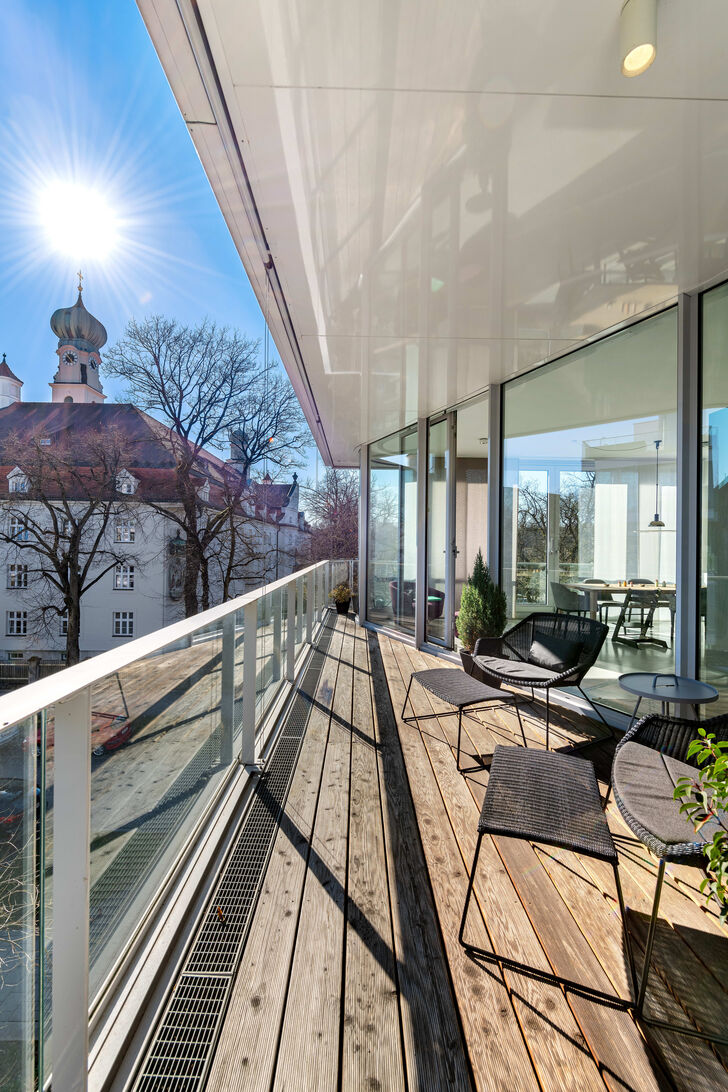Geschützte Balkonterrasse