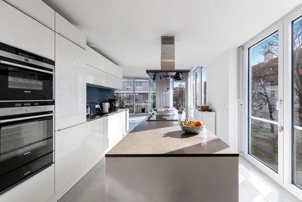 Moderne Küche mit Kochinsel