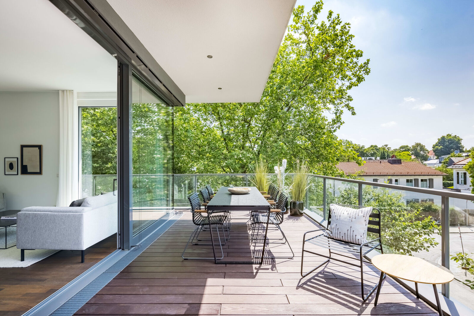 Sonnige Dachterrasse mit Blick