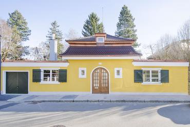 Former coachman&#039;s house with exclusive furnishings and dreamlike inner courtyard