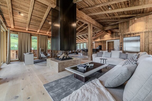 Exklusiver Wohnbereich mit Designkamin