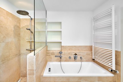 Helles Naturstein-Masterbad