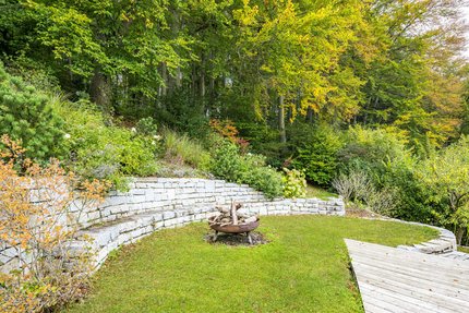 Sonniger Garten mit Sitzplätzen