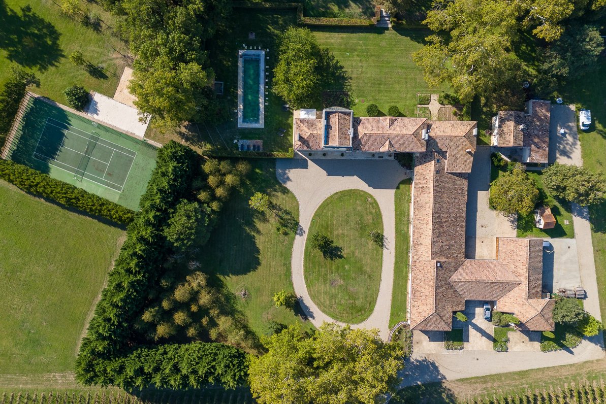 Schloß mit Pool und Tennisplatz