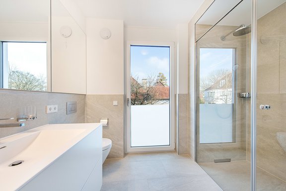 Duschbad mit bodentiefem Fenster