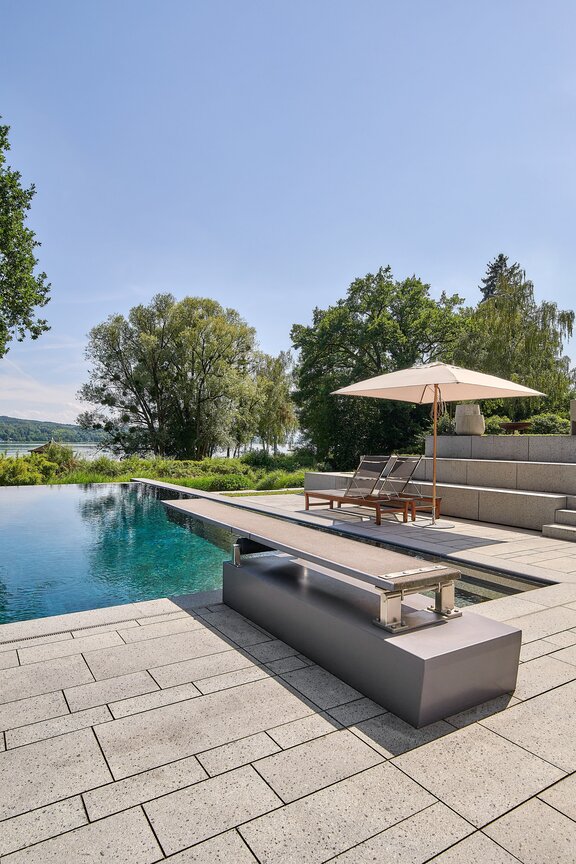 Pool mit Seeblick