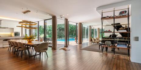 Single-family home with a pool, sauna, fitness area, and a secluded, idyllic garden in a villa neighborhood near the Isar River