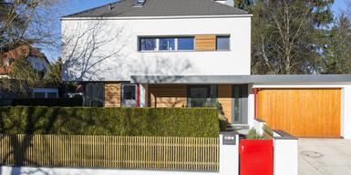 Single-family house in light architecture with feel-good ambience and sunny south garden