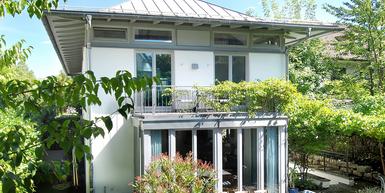 Einfamilienhaus in lichterfüllter Architektur mit  idyllischem Südwestgarten