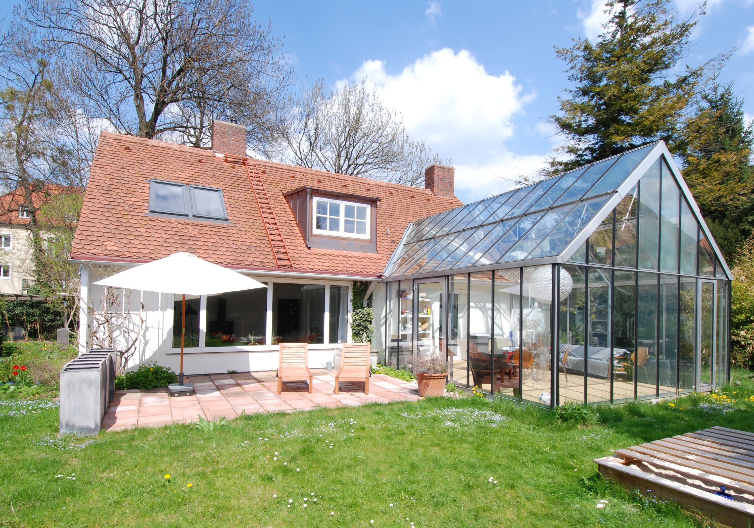 Einfamilienhaus mit großem Glasanbau und schönem Südgarten