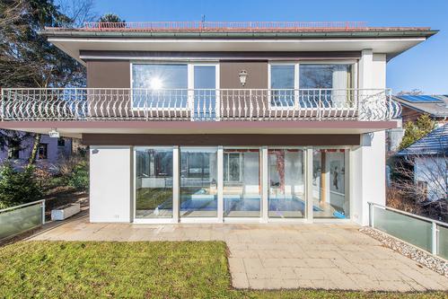 Einfamilienhaus mit großem Raumangebot, Einliegerwohnung, Indoor-Pool und schönem Garten