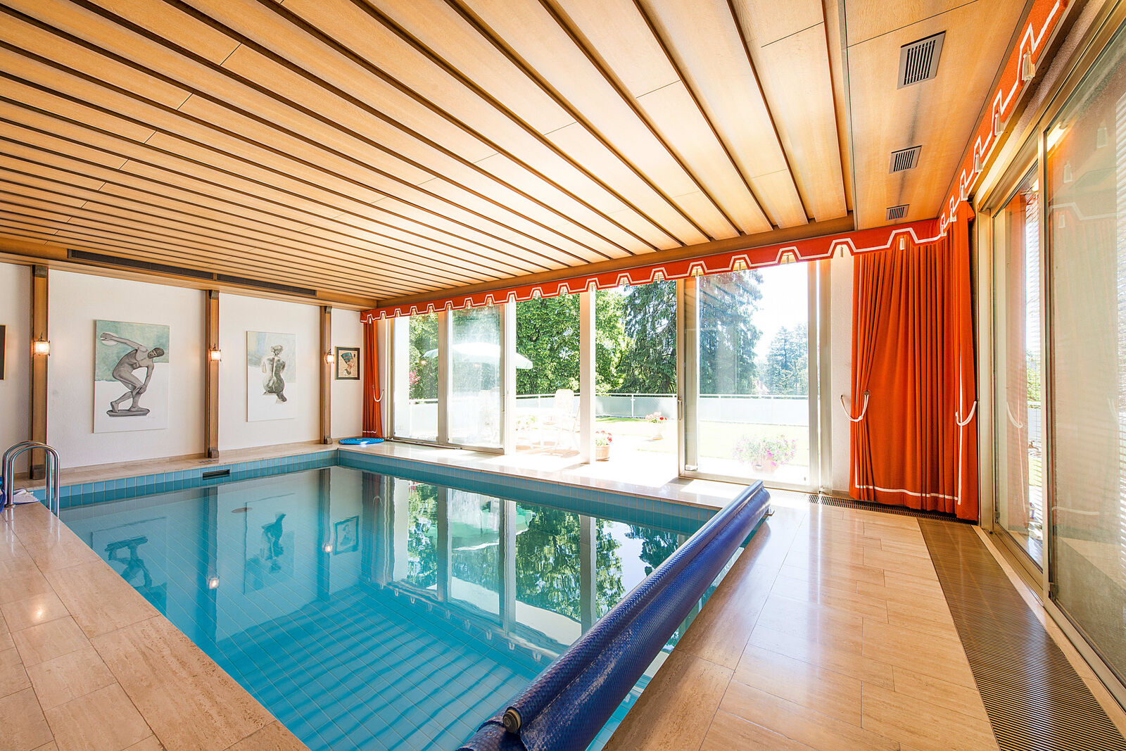 Großzügiger Indoor-Pool
