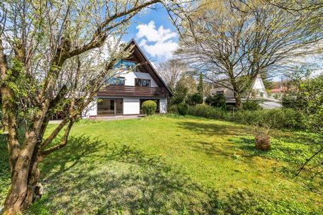Einfamilienhaus mit großem, sonnigem Garten und viel Potenzial zur Neugestaltung