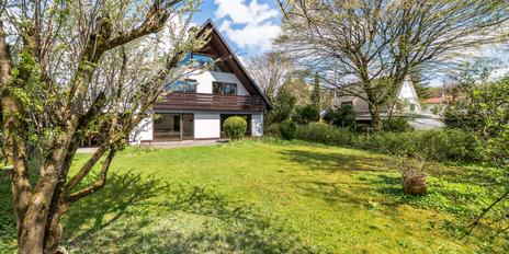 Einfamilienhaus mit großem, sonnigem Garten und viel Potenzial zur Neugestaltung