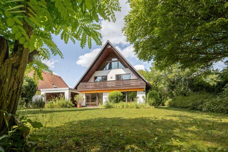 Einfamilienhaus mit großem, sonnigem Garten und viel Potenzial zur Neugestaltung