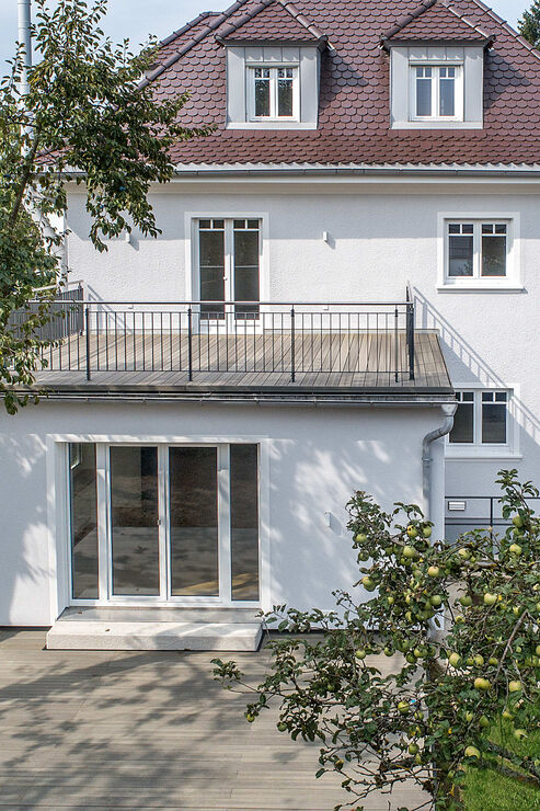 Hausansicht mit Garten