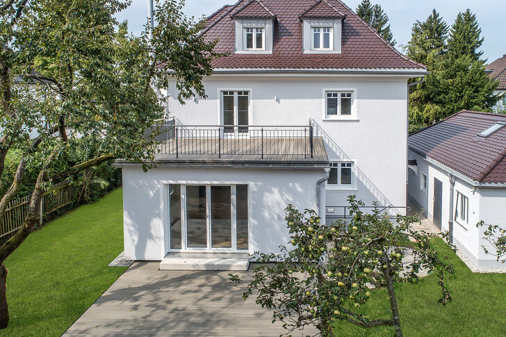 Hausansicht mit Garten