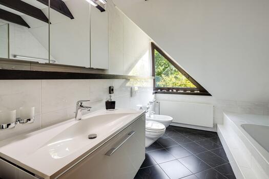 Modernisiertes Badezimmer im Obergeschoss