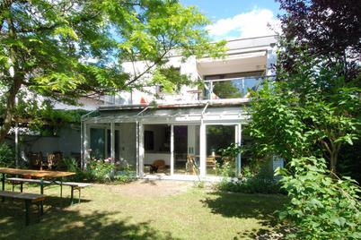 Einfamilienhaus mit lichterfülltem Glasanbau zum idyllischen Südwestgarten