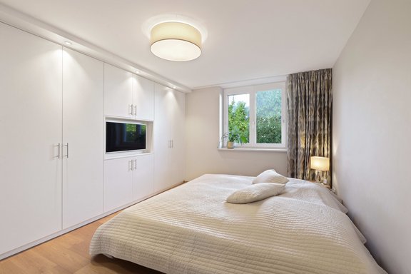 Schlafzimmer mit hochwertigen Einbauten