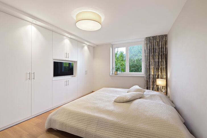 Schlafzimmer mit hochwertigen Einbauten