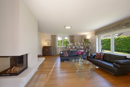 Wohnzimmer mit Kamin